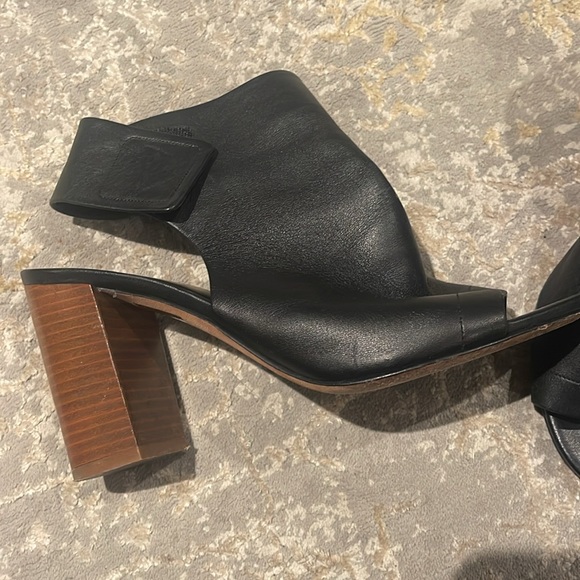 🖤VINCE🖤 ‘Faye' Leather Bootie - Picture 4 of 7